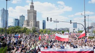Poliaci o novom prezidentovi rozhodnú o týždeň. Desaťtisíce ľudí sa zúčastnili dvoch zhromaždení vo Varšave