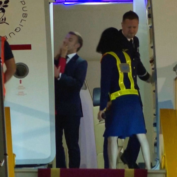 Macron manželka úder facka lietadlo