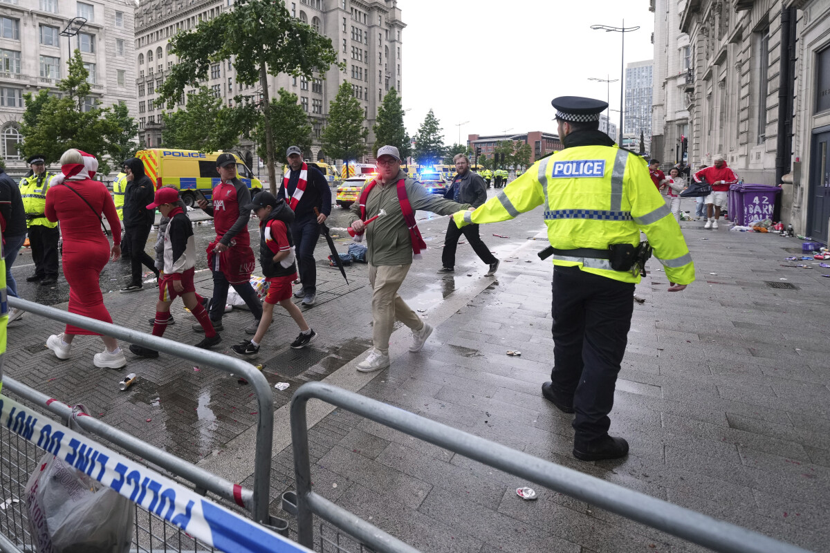 Liverpool nehoda polícia sanitka 