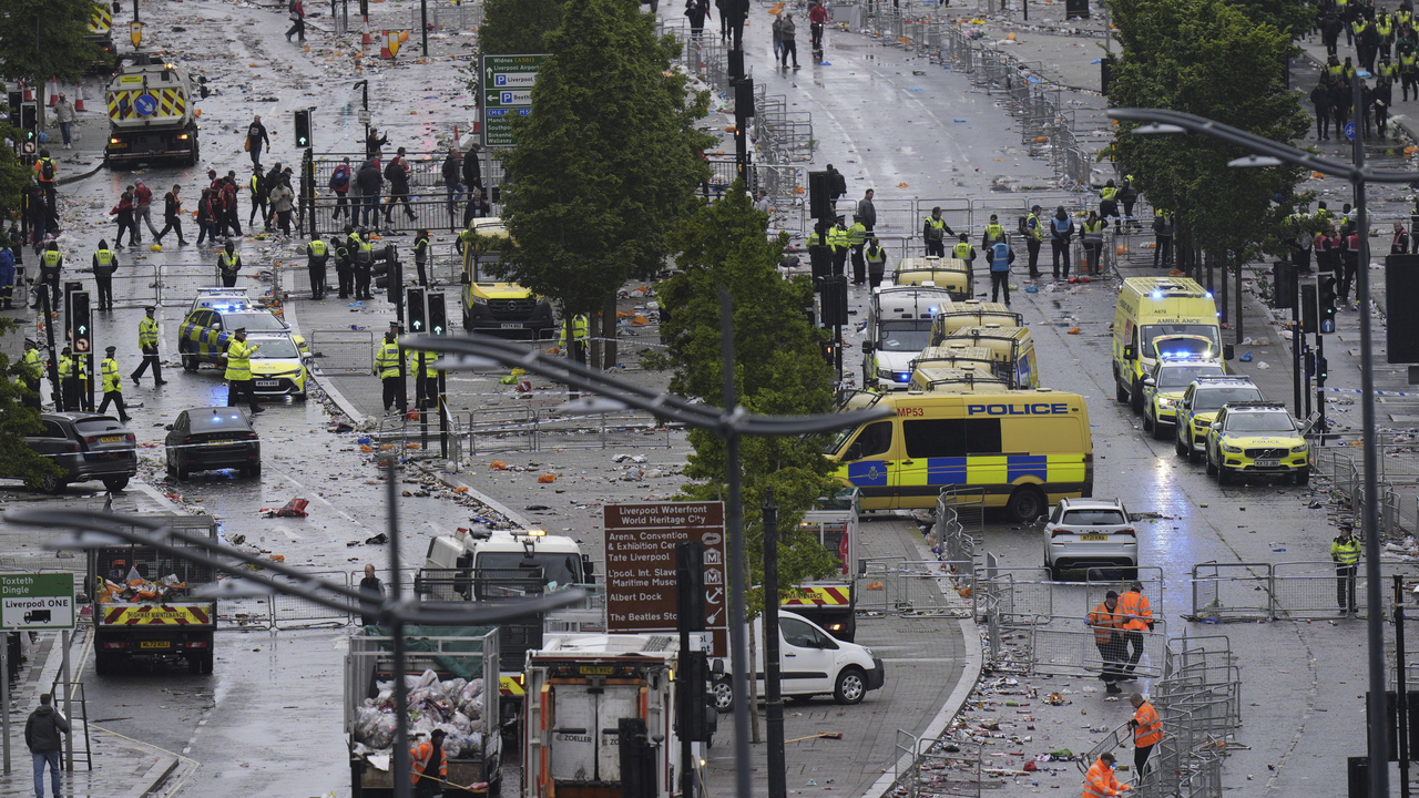 Liverpool nehoda polícia sanitka 
