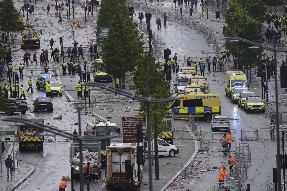Liverpool nehoda polícia sanitka 
