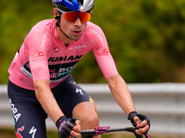 Slovinský cyklista Roglič odstúpil z pretekov Giro d’Italia. Osudným sa mu stal pád v silnom daždi