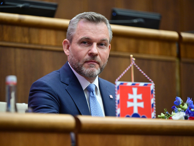 Pellegrini: Účasť vo voľbách si máme riešiť sami. Verí, že Británia postoj Slovenska chápe a odpovie na otázky