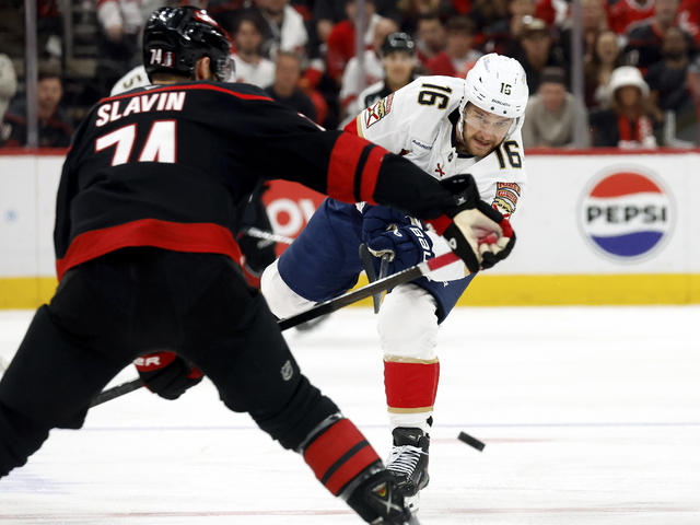 NHL: Florida je opäť vo finále, Carolinu zdolala 4:1 na zápasy. Rozhodol Verhaeghe po parádnej akcii Barkova
