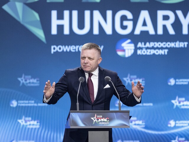 Označil sa za silného ľavičiara a antifašistu. Fico vystúpil na konferencii CPAC v Budapešti