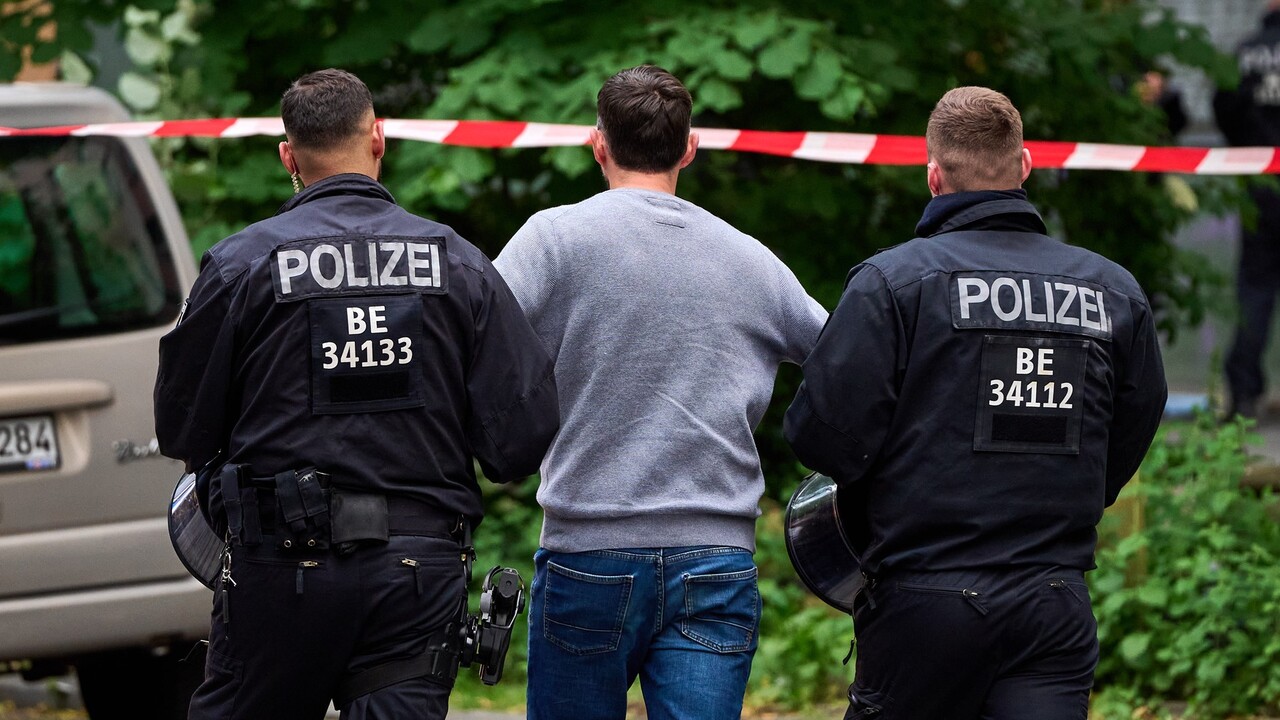 muž polícia hliadka Nemecko