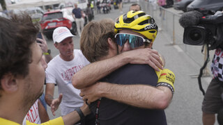 Namiesto napínavého súboja šokujúci záver. Britský pretekár Yates triumfoval v predposlednej etape Gira