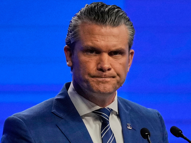 Lietadlo prevážajúce amerického ministra muselo núdzovo pristáť. Na čelnom skle sa objavili praskliny