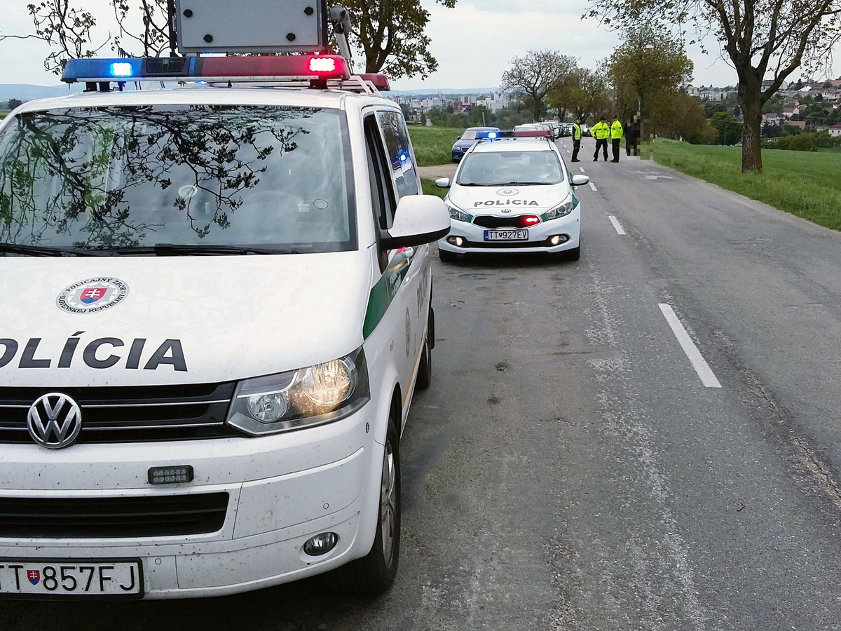 polícia policajti hliadka hraničný priechod Brodské 