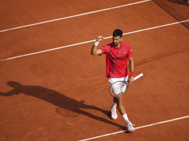 Djokovič oslavuje sté víťazstvo na Roland Garros. Do štvrťfinále postúpil rekordný devätnásty raz