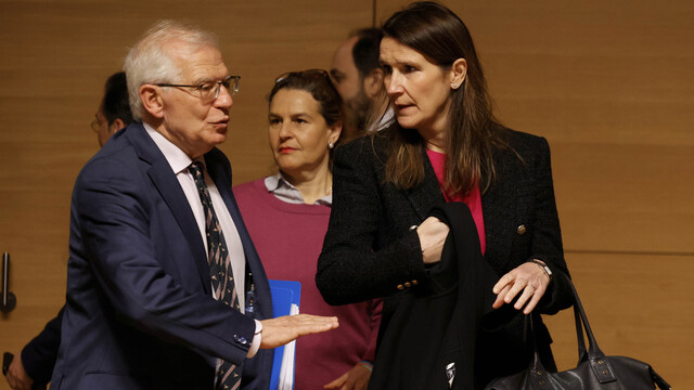 Šéf zahraničnej politiky EÚ Josep Borrel (vľavo) sa rozpráva s belgickou ministerkou zahraničných vecí Sophie Wilmesovou 