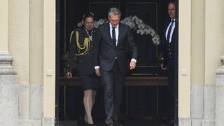 Holandský premiér Dick Schoof odchádza po odovzdaní demisie ministrov strany PVV Geerta Wildera kráľovi Willemovi-Alexandrovi v kráľovskom paláci Huis ten Bosch v Haagu, Holandsko.