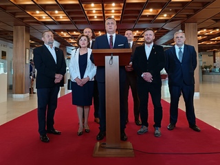 predseda Slovenskej národnej strany (SNS) Andrej Danko (uprostred), Štefan Harabin (vľavo), poslanci SNS Peter Kotlár (druhý sprava), Roman Michelko (vpravo), Dagmar Kramplová (druhá zľava), predseda Slovenského hnutia obrody (SHO) Róbert Švec