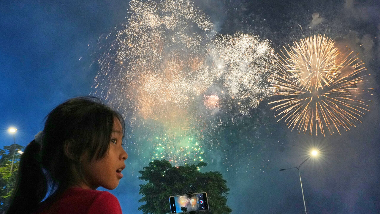 Vietnam oslava ohňostroj dieťa dievča 