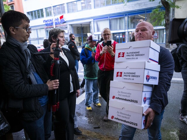 Zamestnanca Prezidentského paláca podpísali trikrát bez jeho vedomia. Petícia proti sankciám čelí podozreniam