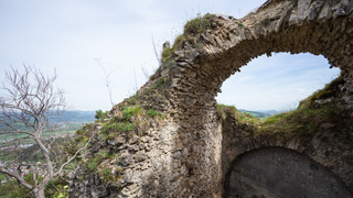 Klávesnice vymenili za krompáče. Dobrovoľníci z banky obsadili hrad Hričov, pomáhajú s jeho obnovou