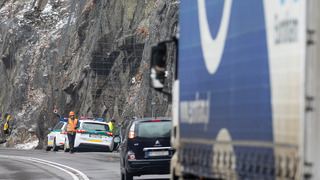 Vodičov pod Strečnom už tento rok nebudú mučiť v dlhých kolónach. Opravu cesty odložili na jar