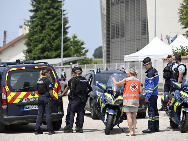 Prehľadával mu tašku, nasledoval útok nožom. Žiak vo Francúzsku smrteľne dobodal asistentku učiteľa