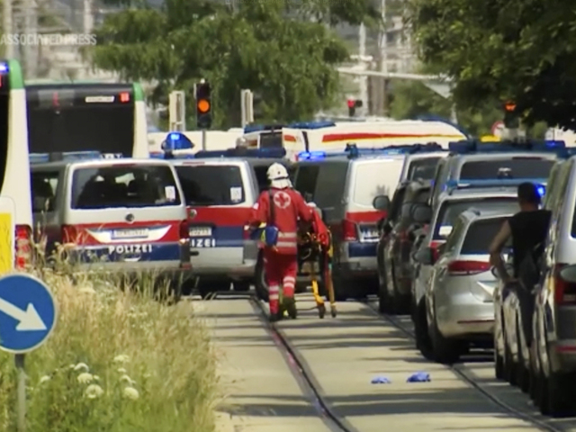 Útok v rakúskej škole: Počet obetí stúpol, zomrelo 11 ľudí. Bývalý študent sa po streľbe zastrelil