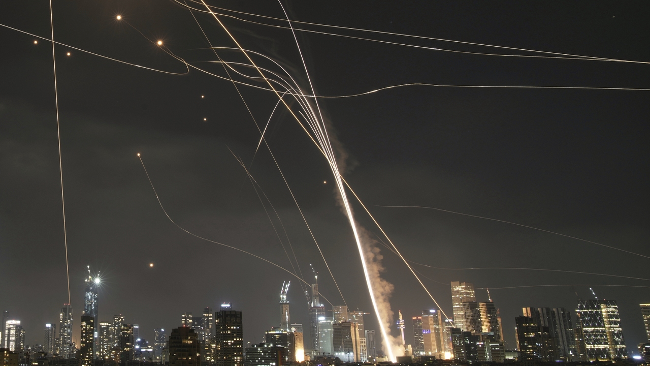 izraelský systém protivzdušnej obrany Iron Dome odpaľuje rakety nad Tel Avivom