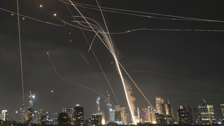 izraelský systém protivzdušnej obrany Iron Dome odpaľuje rakety nad Tel Avivom