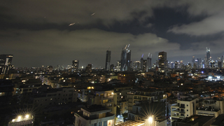 Napätie medzi Izraelom a Iránom eskaluje. Netanjahu tvrdí, že má Trumpovu podporu, Teherán vyslal ďalšie rakety