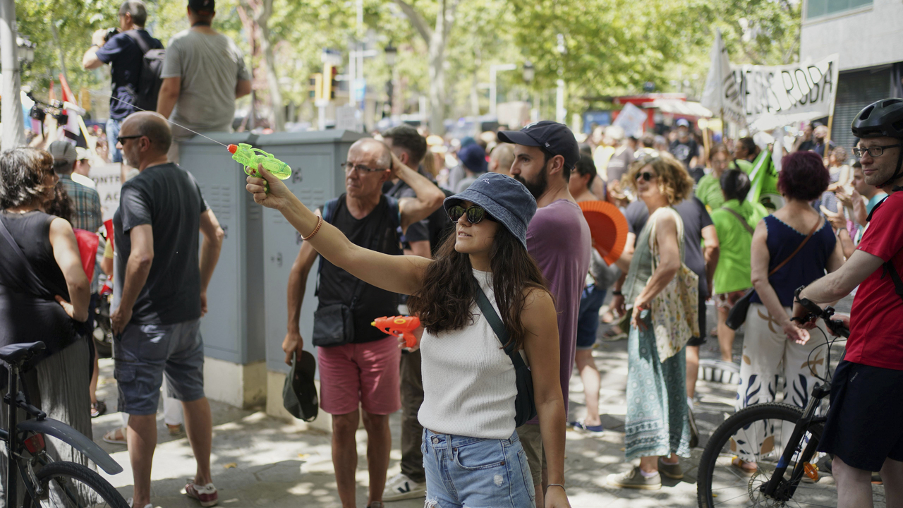 Spanielsko protest proti turistom vodne pistole
