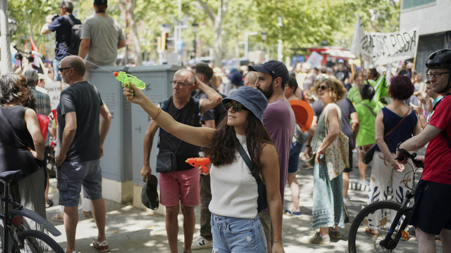 Spanielsko protest proti turistom vodne pistole