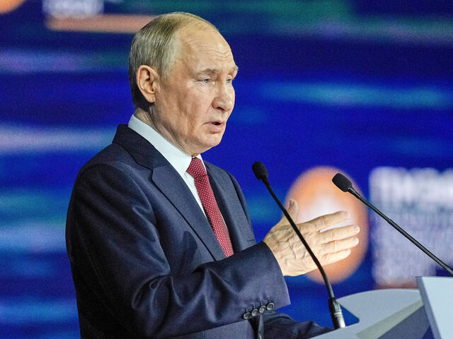 Rusko sa neusiluje o kapituláciu Ukrajiny, vyhlásil Putin na petrohradskom fóre. Oba národy považuje za jeden