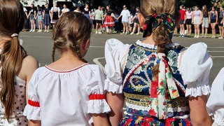 Tradície, tanec aj kroje namiesto riflí: Takto sa so školským rokom rozlúčili žiaci vo Vranove nad Topľou