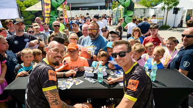 Autogramiáda na Futbale v meste.jpg