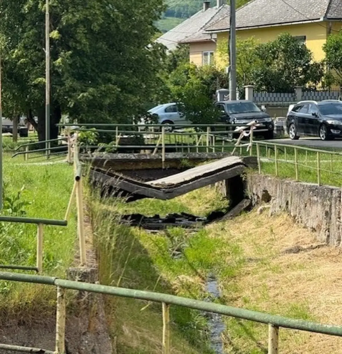 zlomeny most v hrušove