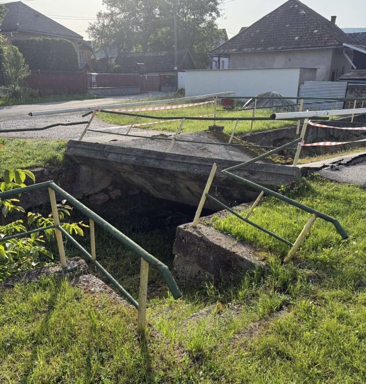 zlomeny most v hrušove