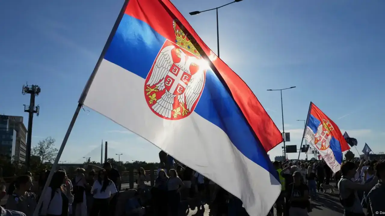 Srbsko, protest, vlajka