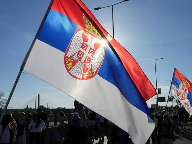 Srbská vláda žiada prezidenta Aleksandara Vučiča o rázny krok. V krajine by sa mali konať predčasné parlamentné voľby