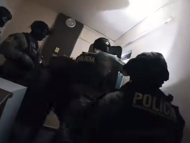 Obťažoval ženy na Ekonomickej univerzite, policajti konečne stopli teror. Muž mal doma arzenál zbraní