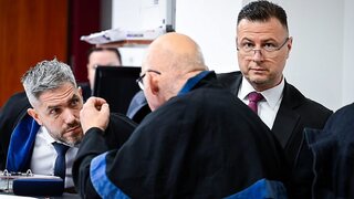 Na snímke zľava advokát Tomáš Rosina, obžalovaný bývalý minister spravodlivosti SR Gábor Gál a chrbtom advokát Peter Vačok počas hlavného pojednávania na Špecializovanom trestnom súde v Pezinku 25. februára 2025 v Bratislave. 