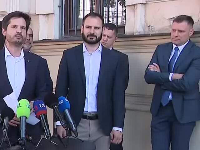 Opoziční poslanci chcú zvolať mimoriadny výbor k sporu o Gabčíkovo. Na ich tlačovke neveriacky stál Taraba