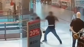 Zlodej v Bratislave agresívne napadol pracovníka SBS. Päsťami ho surovo udieral do tváre, útok zachytila kamera
