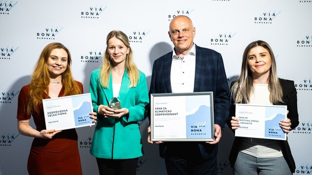 thumbnail_Zástupcovia spoločnosti  Kaufland si prebrali ocenenia v troch kategóriách .jpg