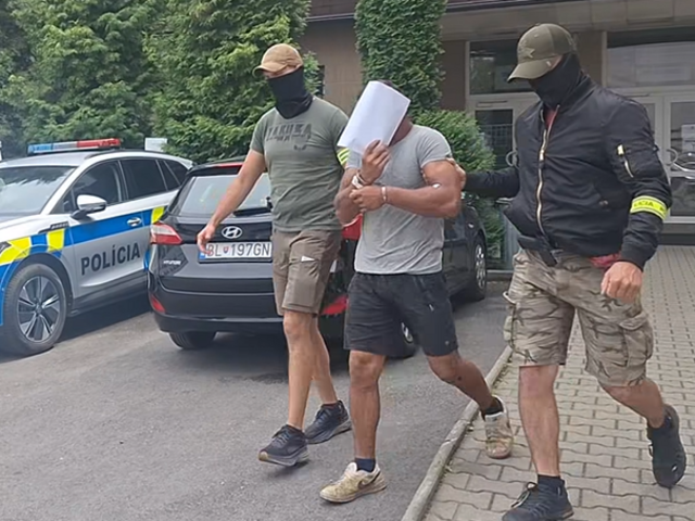 Po výčitke, že robí hluk, vytiahol nôž a bodol muža. Polícia ho zadržala v priebehu pár hodín