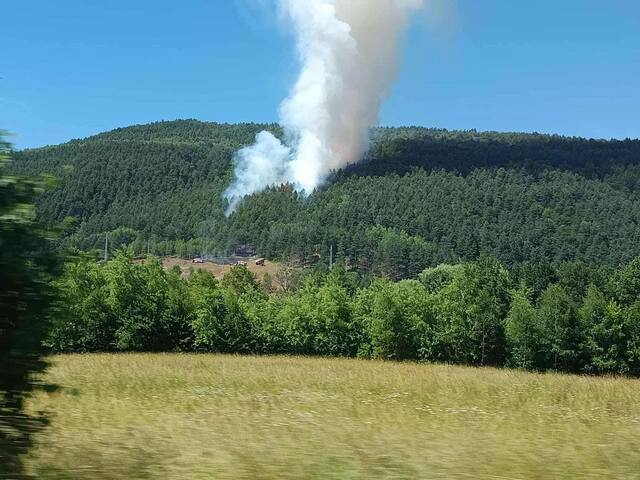 Les pri Richnave zachvátil požiar. Na mieste zasahujú hasiči aj vrtuľník ministerstva obrany