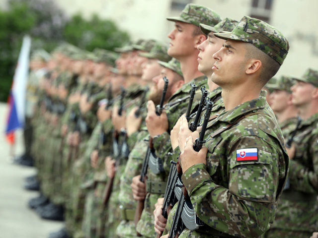 Nový „stav ohrozenia“ pre armádu? Vláda ho chce, opozícia varuje pred zneužitím