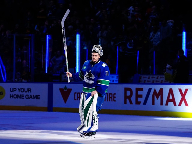 NHL: Vancouver vymenil brankára Šilovsa do Pittsburghu. Penguins ho získali výmenou za Stillmana a draftový výber z roku 2027