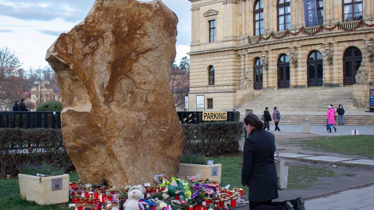 Česká polícia obvinila ex­policajta, hrozí mu 12 rokov. Matku obete streľby v Prahe mal naviesť na samovraždu