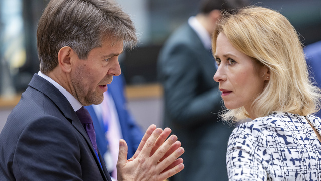 Štátny tajomník Ministerstva zahraničných vecí a európskych záležitostí SR Marek Estok (vľavo) sa rozpráva so šéfkou zahraničnej politiky Európskej únie Kaiou Kallasovou počas zasadnutia ministrov zahraničných vecí EÚ v budove Rady EÚ v Bruseli