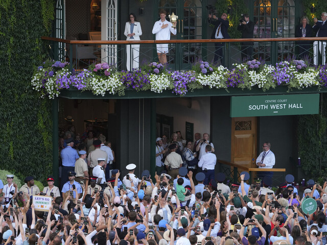 Oslava Jannika Sinnera po zisku titulu. 