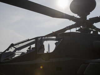 vrtulnik helikoptera (cez okno je vidno washington monument)