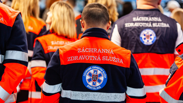 záchranári záchranná zdravotná služba záchranka