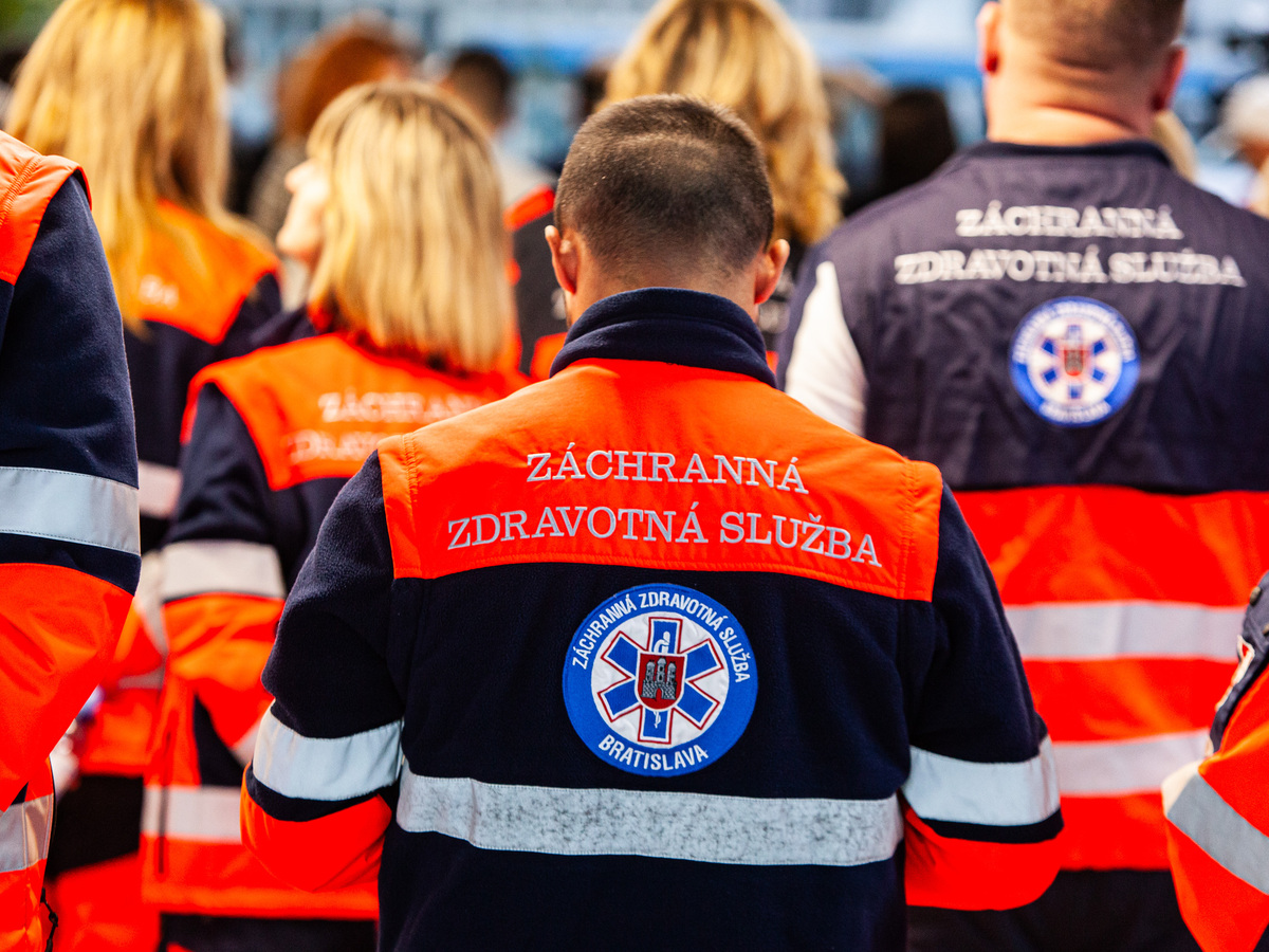 záchranári záchranná zdravotná služba záchranka